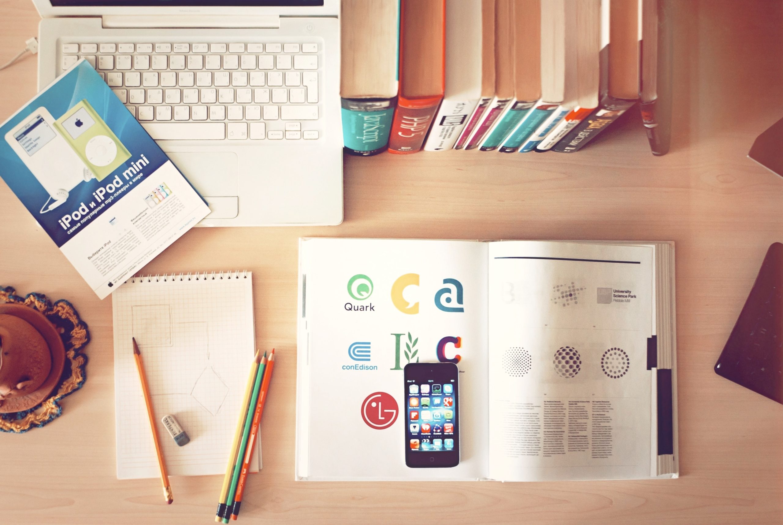 bureau avec ordinateur, téléphone et livres