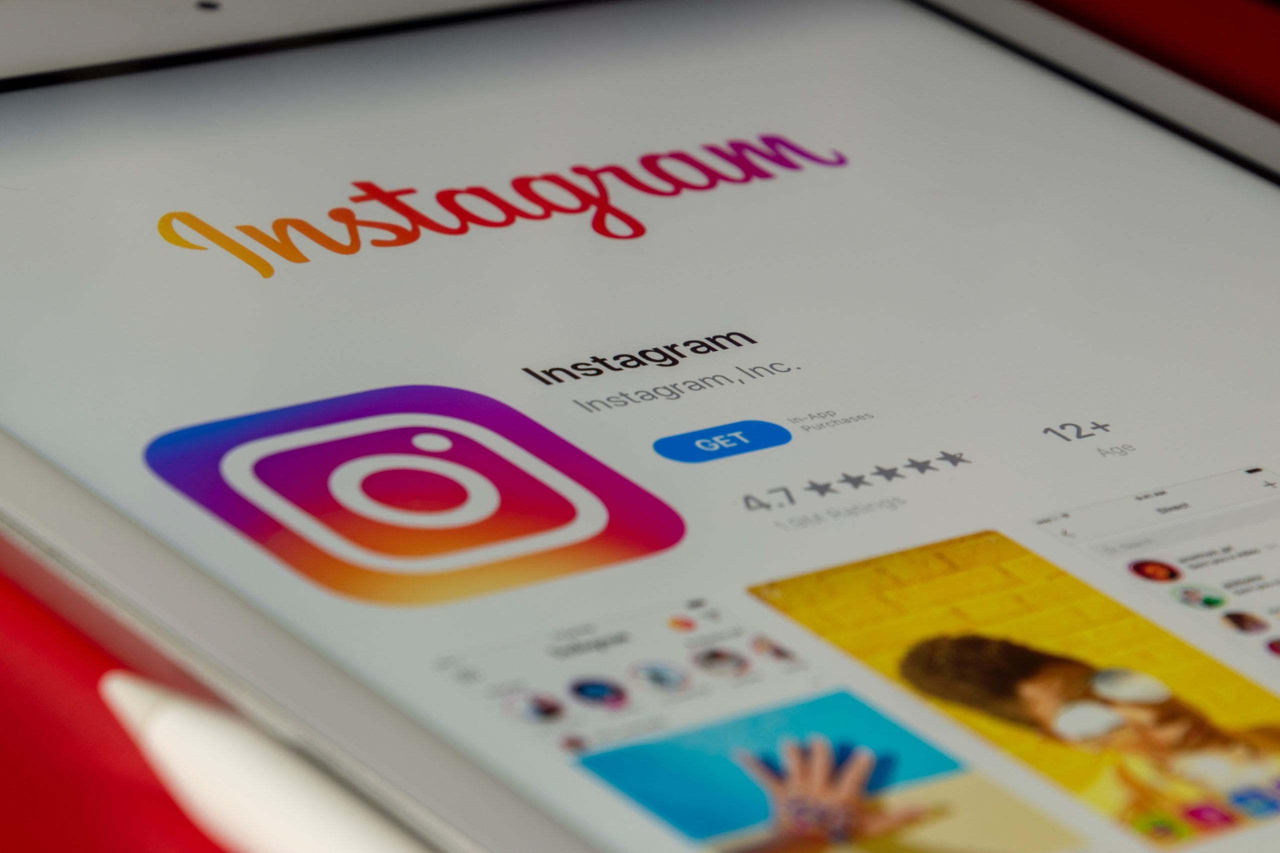 Page avec logo Instagram et photos